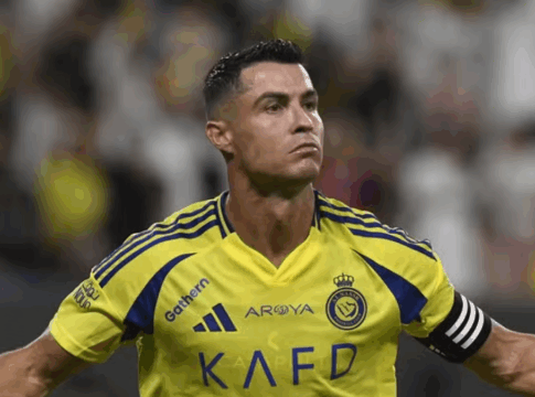 Cristiano Ronaldo comemorando um gol de braços abertos, jogando pelo Al-Nassr