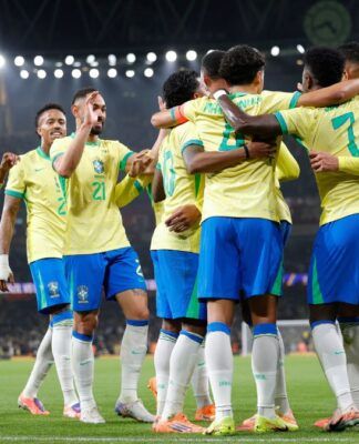 Jogadores do Brasil se abraçando durante comemoração de gol