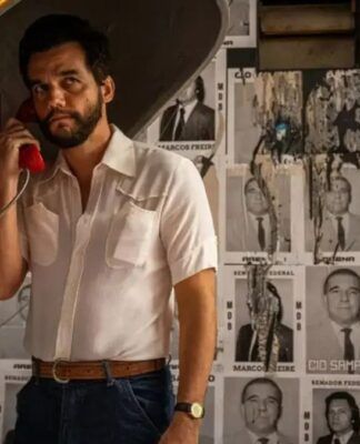 Ator Wagner Moura fala ao telefone num 