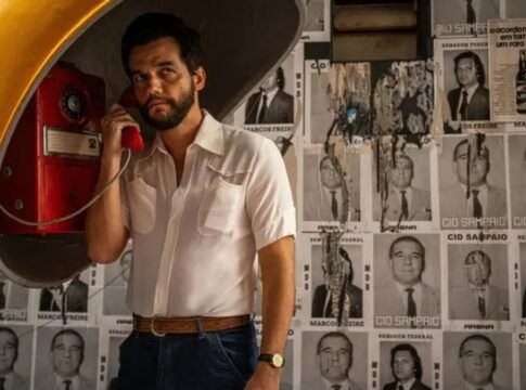 Ator Wagner Moura fala ao telefone num 