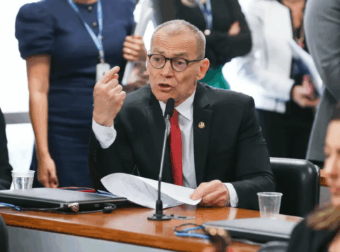O senador Fabiano Contarato (PT-ES) fala durante uma sessão no Senado Federal