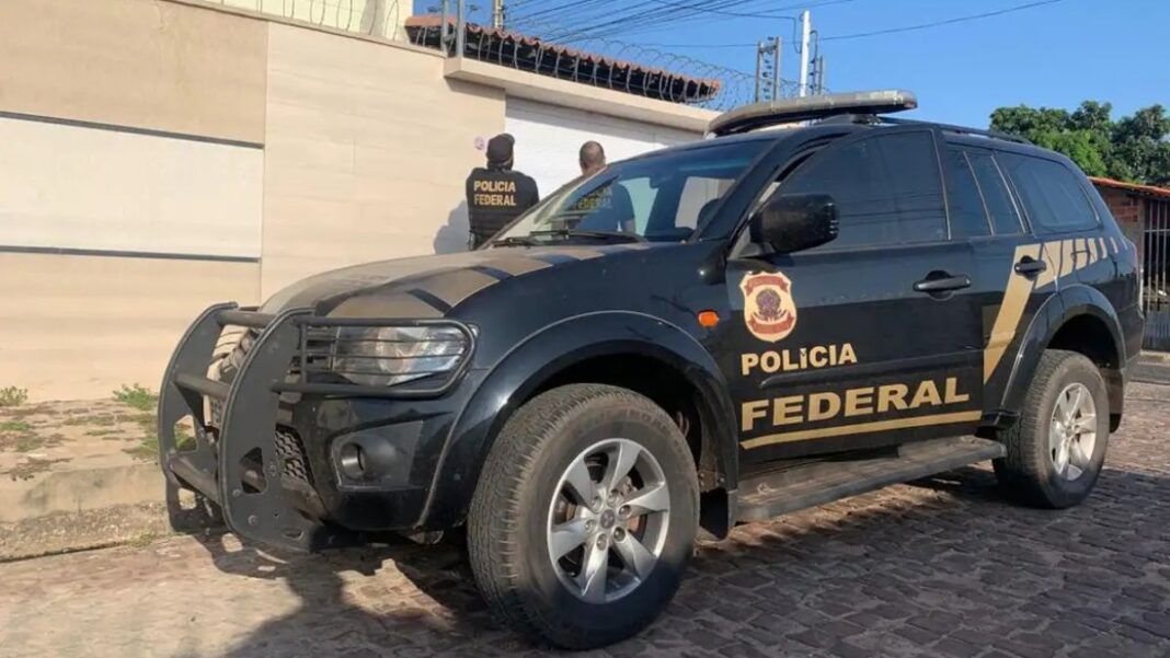 Carro da Polícia Federal em frente a endereço residencial
