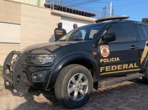 Carro da Polícia Federal em frente a endereço residencial