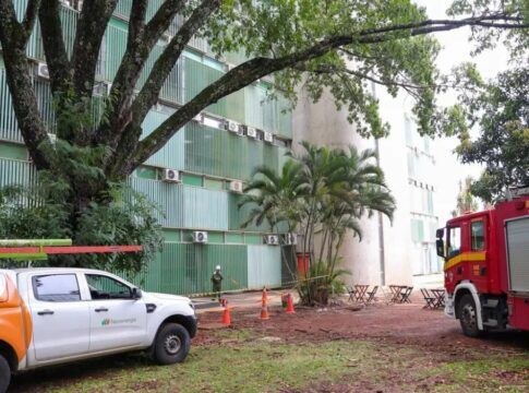 Carro de empresa de energia e caminhão dos Bombeiros estão diante de um prédio na Esplanada dos Ministérios