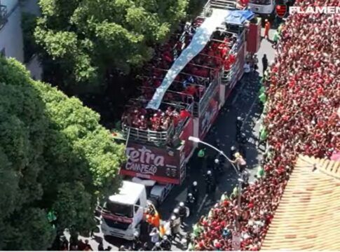 Trio elétrico com jogadores do Flamengo percorrem as ruas do Rio cercado de torcedores
