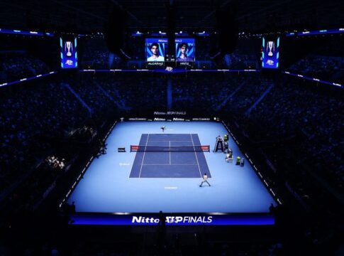 Quadra azul e iluminada do ATP Finals, em Turim