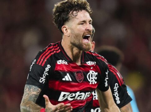 Léo Pereira comemora gol pelo Flamengo
