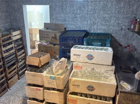 Caixas de garrafas vazias dentro de uma sala pequena