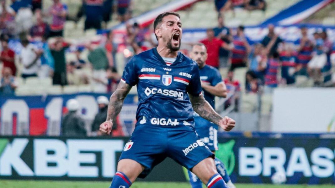 Jogador do Fortaleza comemora gol