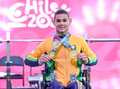 Charles Eduardo Santos segurando suas medalhas