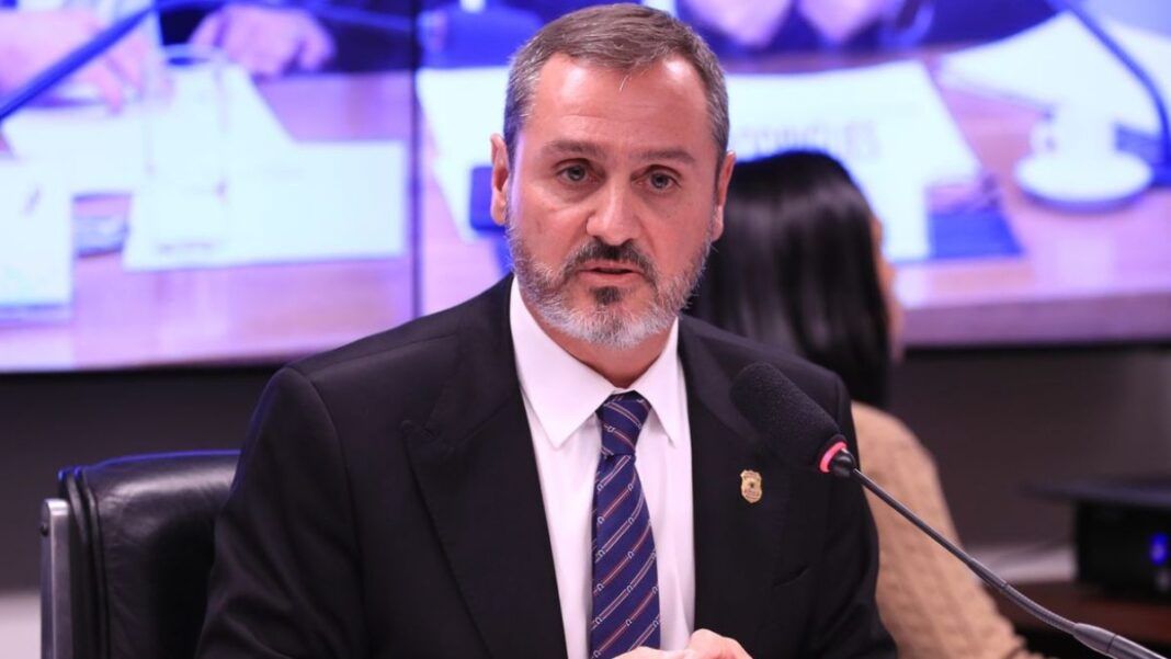 O diretor-geral da Polícia Federal, Andrei Rodrigues, fala ao microfone numa sessão no Congresso