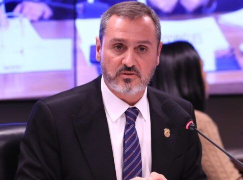 O diretor-geral da Polícia Federal, Andrei Rodrigues, fala ao microfone numa sessão no Congresso