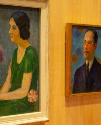 Parede com dois quadros de Tarsila do Amaral