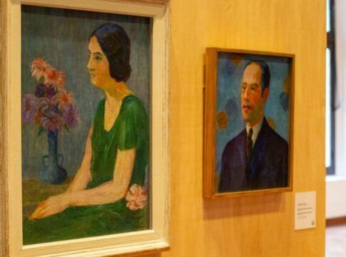 Parede com dois quadros de Tarsila do Amaral