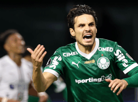 O jogador Raphael Veiga, do Palmeiras, comemora seu gol contra a equipe da Liga Desportiva Universitaria, durante partida válida pelas semi final, volta, da Copa Libertadores, na arena Allianz Parque.