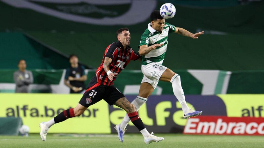 Murilo do Palmeiras disputa um bola no jogo contra o Vitória
