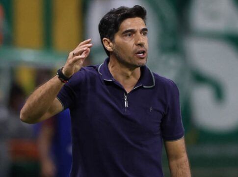 Abel Ferreira gesticulando na beira do campo