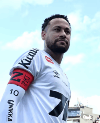 Neymar entrando me campo na Vila Belmiro, estádio do Santos, com a faixa de capitão no braço
