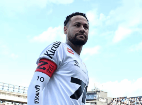 Neymar entrando me campo na Vila Belmiro, estádio do Santos, com a faixa de capitão no braço