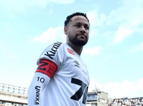 Neymar entrando me campo na Vila Belmiro, estádio do Santos, com a faixa de capitão no braço