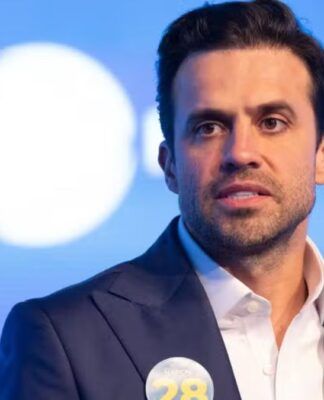 Pablo Maçal vestido de terno e seu número de candidato colado no terno.