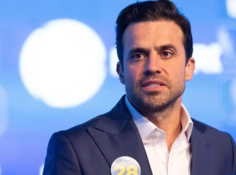 Pablo Maçal vestido de terno e seu número de candidato colado no terno.