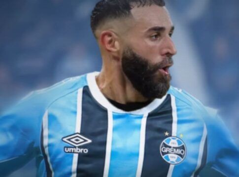 Montagem de Karim Benzema vestindo a camisa do Grêmio