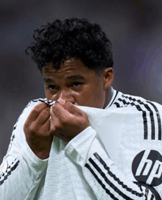 Endrick, do Real Madrid, beijando a o escudo do clube durante uma comemoração de gol