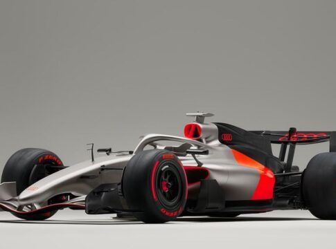 Novo carro da Audi, nas cores prata, vermelho e preto