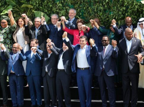 Delegados de vários países, com as mãos dadas e erguidas, posando para foto oficial da COP30