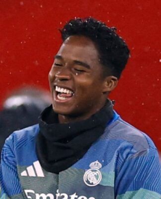 Endrick sorrindo durante treino do Real Madrid na neve