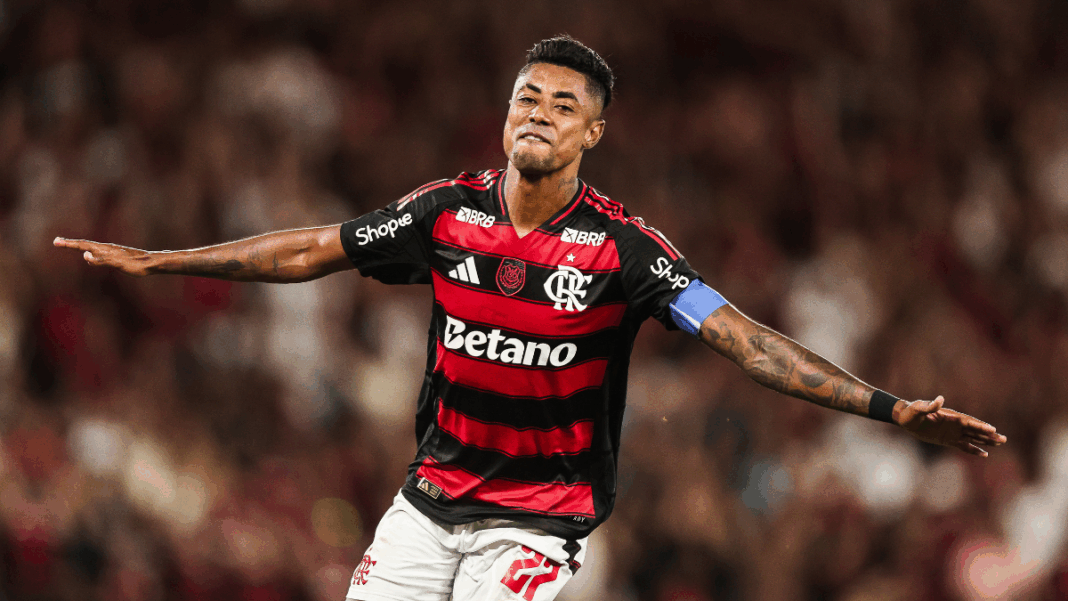 Bruno Henrique correndo de braços abertos durante comemoração de seu gol pelo Flamengo, no Maracanã