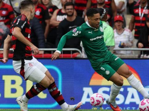Jogadores do Palmeiras e do Flamengo em disputa de bola durante partida