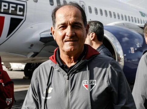 Muricy Ramalho em frente a um avião com a delegação do São Paulo