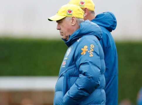 Técnico Carlo Ancelotti comandando treino da seleção