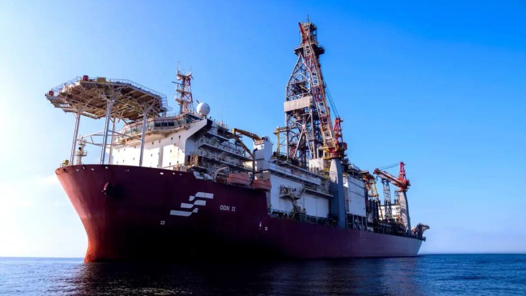 Navio da Petrobras no mar