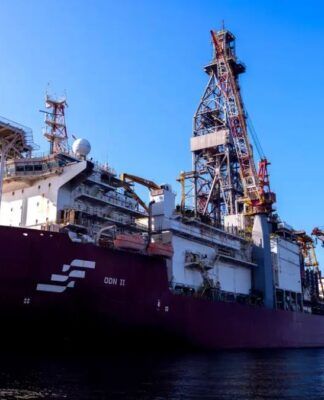 Navio da Petrobras no mar