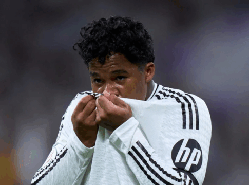 Endrick, do Real Madrid, beijando a o escudo do clube durante uma comemoração de gol