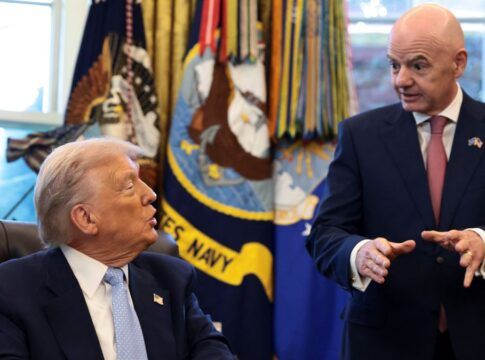 Os presidentes dos EUA e da Fifa, Donald Trump e Gianni Infantino, conversam no Salão Oval da Casa Branca