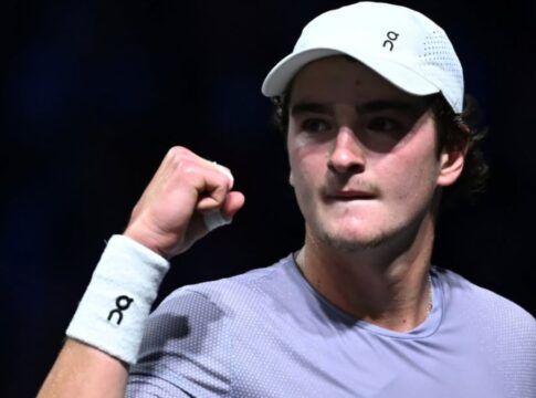 João Fonseca comemorando um ponto marcado na partida