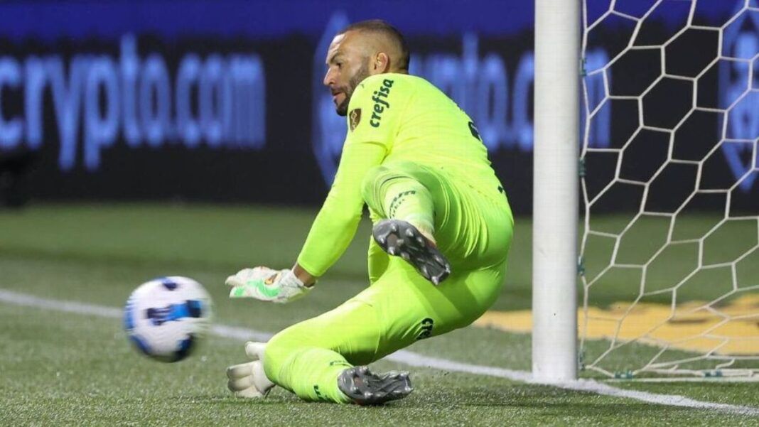 Goleiro Weverton caindo para fazer a defesa para o Palmeiras