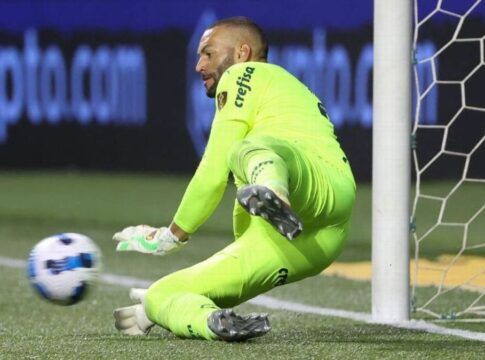 Goleiro Weverton caindo para fazer a defesa para o Palmeiras