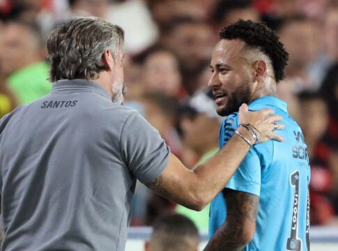 Neymar indignado com membro da comissão técnica do Santos