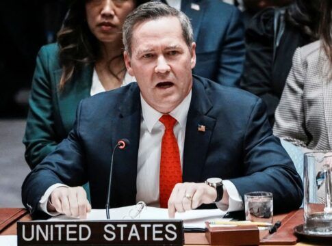 Michael Waltz, embaixador dos EUA na ONU, fala ao microfone em reunião do Conselho de Segurança durante votação sobre Gaza