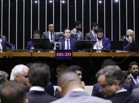 Plenário da Câmara dos Deputados, com o presidente Hugo Motta no centro, sentado na cadeira da presidência
