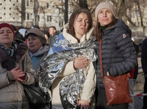 Mulheres ucranianas são acolhidas com mantas e agasalhos para amenizar o frio