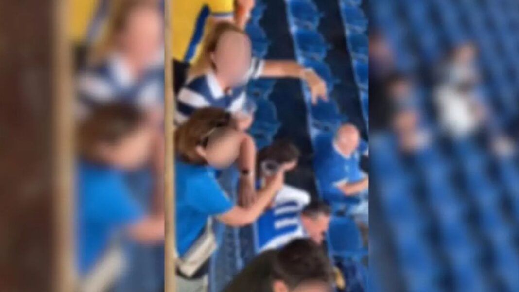 Print do vídeo em que aparece a torcedora, na arquibancada, xingando torcedores do Remo. Os rostos de todas as pessoas que aparecem no vídeo estão borrados.