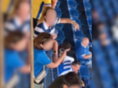 Print do vídeo em que aparece a torcedora, na arquibancada, xingando torcedores do Remo. Os rostos de todas as pessoas que aparecem no vídeo estão borrados.