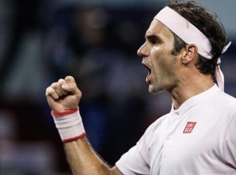 O tenista Roger Federer vibra durante jogo