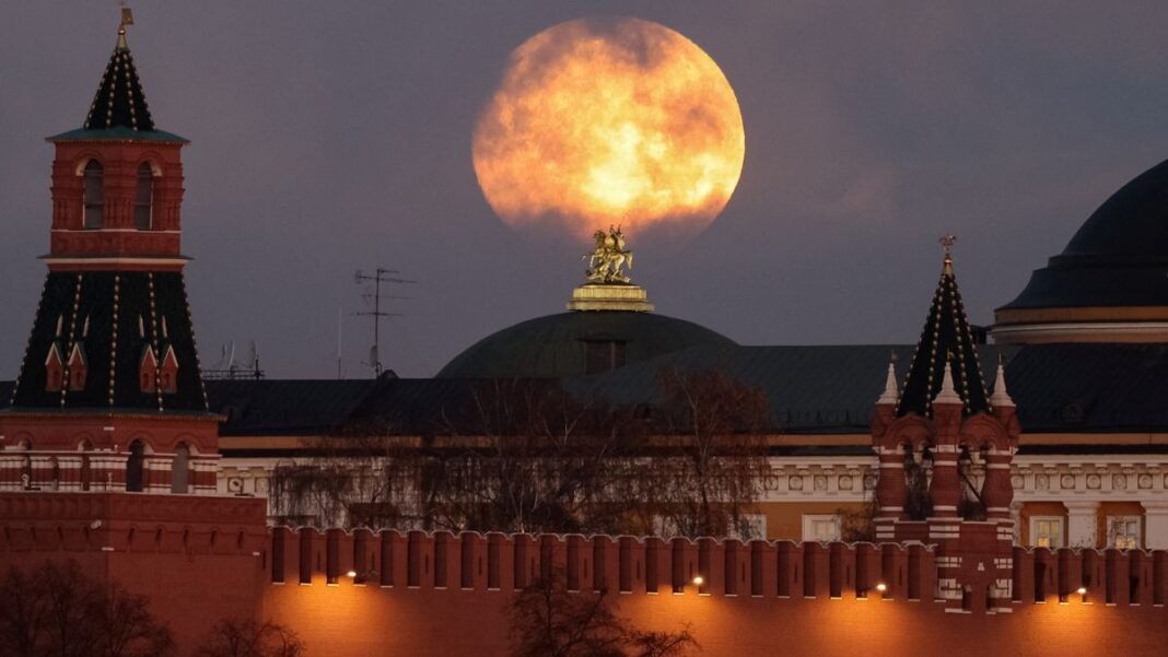 Superlua vista sobre o Kremlin, em Moscou